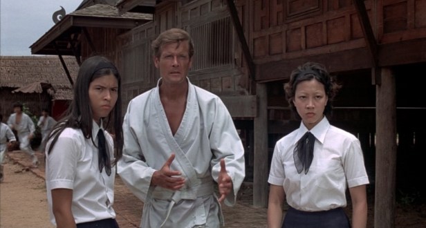 007 El hombre del revolver de oro